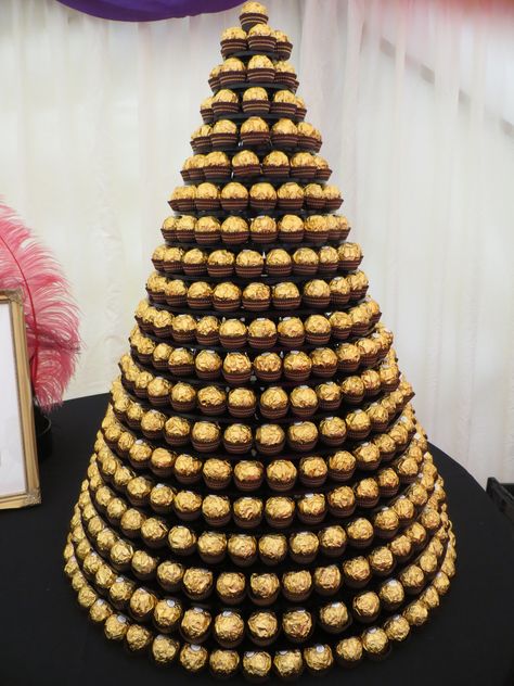 Ferrero Rocher Tower. Ferrero Rocher Tower, Ferrero Rocher Gift Ideas, Ferrero Rocher Gift, Gift Ideas Wedding, Sweet Trees, Gala Party, Gold Wedding Inspiration, Chocolate Bouquet, Candy Bouquet