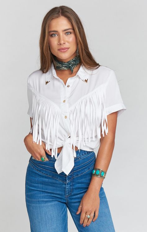 Fringe Tee Shirt, Stagecoach Outfit, Rhinestone Cowgirl, Fringe Shirt, Cowboy Girl, Looks Country, Simple Kurti Designs, Cowgirl Western, Cowgirl Outfits