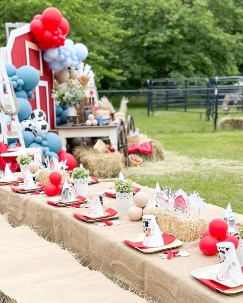 Farm Party 1st Birthday, Farm Themed Table Decor, Farm Party Birthday Ideas, Farm Picnic Birthday Party, Farm Theme Table Decorations, Farm Kids Birthday Party, Farm Animal Party Ideas, Farm Animals Party Decorations, Farm Birthday Party Table Decor