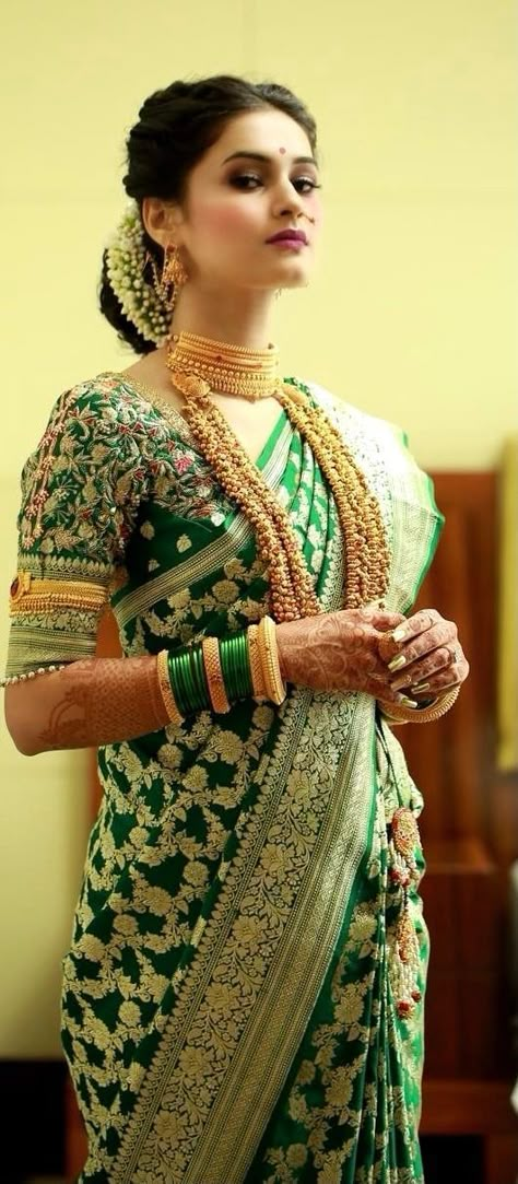 Mangalagauri Look, Green Benarasi Reception Look, Vaishnavi Mahadik Wedding, Bridal Look Maharashtrian, Maharashtrian Saree Traditional, Maharashtrian Saree Look For Wedding, Saree Look For Bride, Sakharpuda Maharashtrian Look, Green Nauvari Saree