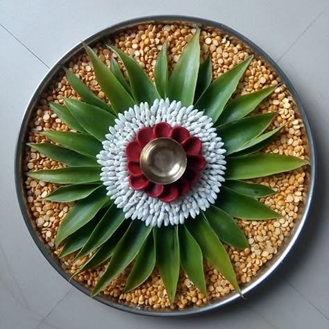 Arthi Plates For Wedding, Flower Aarti Thali Decoration, Diy Aarti Thali Decoration, Harathi Plate Decoration Ideas, Aarati Plates Decoration, Ganesh Arti Thali Decoration, Aarti Plate Decoration, Aarti Dish Decoration, Navratri Thali Decoration