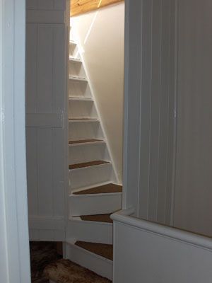 Steep Stairs to the attic Creepy Attic, Attic Bar, Attic Balcony, Attic Staircase, Attic Renovation Ideas, Spiral Staircases, Attic Closet, Attic Playroom, Attic Loft