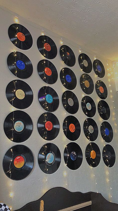 Wall Disc Decor, Music Themed Bedroom Aesthetic, Disk Room Decor, Vinyl Room Ideas, Music Room Decor Ideas, Cd Wall Decor, Disc Decor, Musician Room, Room Ideas Men