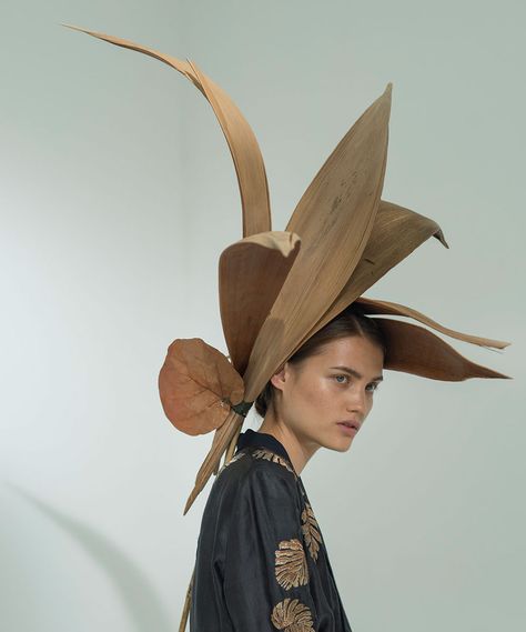 Mode Editorials, Crazy Hats, Perks Of Being A Wallflower, Crown Jewels, Flower Fashion, Headdress, A Flower, Wearable Art, Fascinator