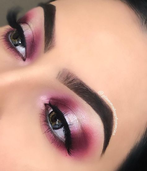 𝗔𝓶ỉ𝛈ą on Instagram: “💖Spotlight💖 I’m back 😉 Created this look with @hudabeauty #hudabeautyrosegoldremastered 🌺 Halo eyes are one of my favorite 😍 . . . . . . .…” Colorful Halo Eye Makeup, 2016 Glam Makeup, Hallo Eye Makeup, Halo Makeup Looks, Halo Eye Makeup Look, Colorful Bridal Makeup, Dramatic Pink Eye Makeup, Pink Halo Eye Makeup, Halo Makeup Eye