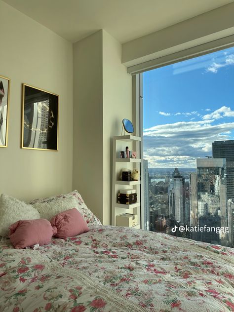 Bedroom Aesthetic New York, Katie Fang Bedroom, Bedroom Ideas New York, New York Apartment View, New York Apartment Bedroom, Small New York Apartment Aesthetic, Small New York Apartment, Luxury New York Apartment, Apartment Bedroom Interior