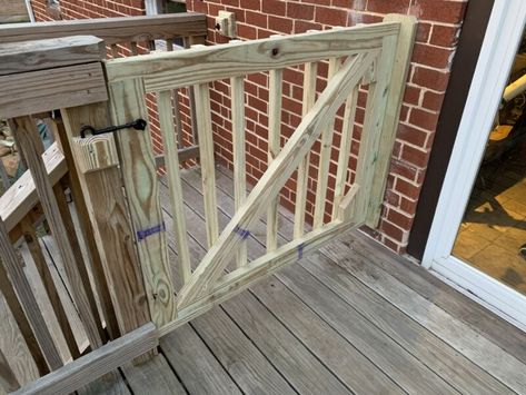 Diy Porch Gate, Gate For Deck, Diy Dog Gate, Building A Gate, Diy Gate, Porch Gate, Deck Gate, Door Decks, Deck Posts