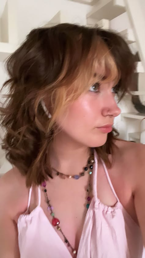 Short Hair Inspo Layers Bangs, Medium Shag Bangs, 70s Layered Hair Short, Short Wavy Shag With Bangs, Wavy Short Shag, Styling Short Hair With Bangs, Blonde Streak Hair, Mousey Hair, Shoulder Length Choppy Hair