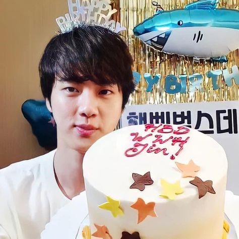 BTS 방탄소년단 Jin on Instagram: “HAPPY BIRTHDAY TO THE ULTIMATE HYUNG, THE REAL MAKNAE AND THE ONE AND ONLY WORLDWIDE HANDSOME 💜💜💜 jin bts ;; Don’t be shy leave a comment…” Kim Seokjin Birthday, Jin Pic, Bts Birthdays, Jin Bts, Seokjin Bts, Worldwide Handsome, Jungkook Cute, Bts Twt, Instagram Story Ideas