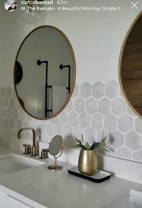 Sponge paint a tile wall! Bathroom Wall Tile Halfway, Bathroom Sponge Wall, Hexagon Sponge Wall, Accent Wall In Bathroom Painted, Bathroom Wall Ideas Paint, Bathroom Accent Wall Ideas Paint, Diy Sponge Accent Walls, Sponge Accent Wall Diy, Paint That Looks Like Wallpaper