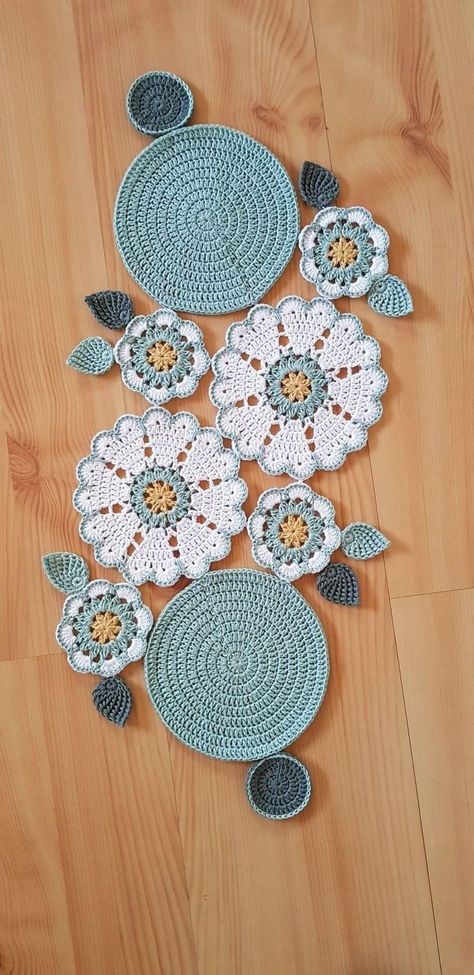 Raner Table Ideas, Crochet Flower Placemats, Taplak Meja Crochet, Crochet Table Topper, Crochet Placemat Patterns, Crochet Leaf Patterns, Crochet Table Runner Pattern, Crochet Mandala Pattern, Crochet Table