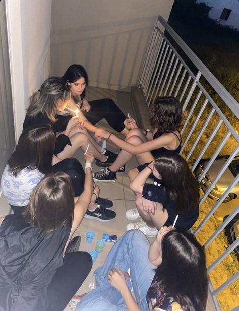 High People Aesthetics, Getting High With Friends, Woods Party Aesthetic, Teenage Dirtbag Birthday, Alt Friends Aesthetic, Body Shots Party, 10 People Group Photo, Getting High Aesthetic, Cool Friend Group