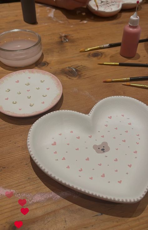 Cute Pottery Ideas Aesthetic, Croc A Doodle Pottery, Cute Pottery Plate Ideas, Color Me Mine Ideas Inspiration Plate, Pottery Painting For Beginners, Heart Plate Painting, Pottery Painting Ideas Coquette, Clay Cafe Painting Ideas Easy, Cute Pottery Plate