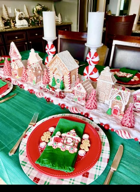 Christmas Fiesta, Gingerbread House Designs, Gingerbread Christmas Tree, Gingerbread Party, Gingerbread Christmas Decor, Creative Christmas Trees, Christmas Gingerbread House, Holiday Centerpieces, Christmas Tablescapes