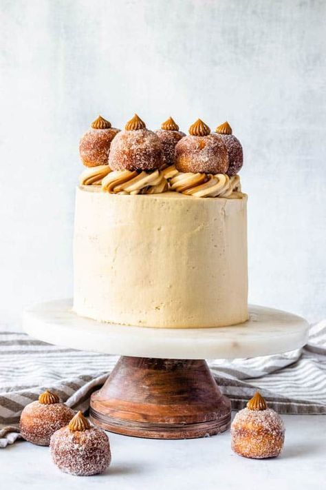 Dulce de Leche Cake #layercake #cake #dulcedeleche #donuts #creamcheesefrosting #caramel #docedeleite #cake #cakes #homemade #fromscratch #homebaker #vanillacake #cakeideas Brownie Vegan, Leche Cake, Mini Torte, Oreo Dessert, Savoury Cake, Food Cakes, Mini Desserts, Cakes And More, Mini Cakes