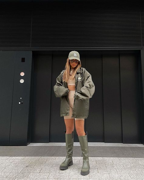 Women’s Streetwear Blog on Instagram: “@x_carms #blocdivoirefemmes⁠ ⁠ __________________________________⁠ #snobshots #hsstyle #outfitsociety ⁠ #Normcore #outfit #outfitoftheday…” Rainy Day Outfits 2023, Khaki Boots Outfit, Rain Boots Outfit, Raining Day Outfit, Astro Aesthetic, Rainy Day Outfit For Spring, Rainy Day Outfits, Rain Boot Outfit, Everday Style