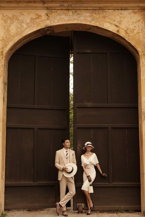 Vintage Prenup Shoot, Old Money Photoshoot Ideas, Retro Prewedding, Garden Prewedding, Vintage Prenup, Jaipur Prewedding, Prewedding Outfit Ideas, Vintage Couples Photoshoot, Prewed Photoshoot