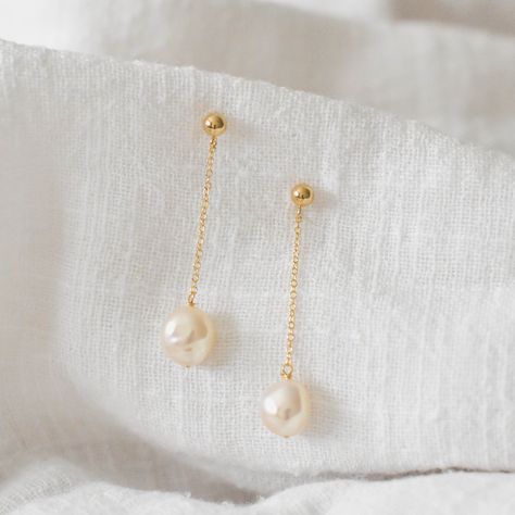 These earrings are handmade to order and are customizable. For custom requests, please message me for details.  These earrings feature a simple gold chain drop and a single freshwater pearl. Pearl shape is slightly oval and off-round. Made of 14K gold filled materials and genuine freshwater pearls, these earrings are tarnish-resistant, water-resistant, and hypoallergenic. Earring length is customizable.  Model is wearing the 1.5 in long version.  --------------------♥ PROMOS ♥------------------- Delicate Drop Earrings, Small Gold Dangle Earrings, Simple Pearl Jewelry Set, Droopy Pearl Earrings, Simple Pearl Drop Earrings, Pearl Droplet Earrings, Asymmetrical Pearl Earrings, Yellow Gold Pearl Earrings, Gold And Pearl Drop Earrings