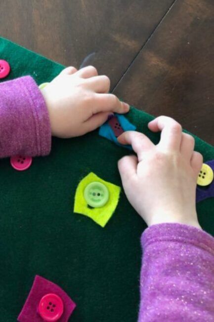 Fine Motor Activities For Babies, Buttoning Activities, Preschool Director, Diy Busy Board, Preschool Fine Motor Skills, Activities For Babies, Fine Motor Activity, Diy Preschool, Activity For Toddlers