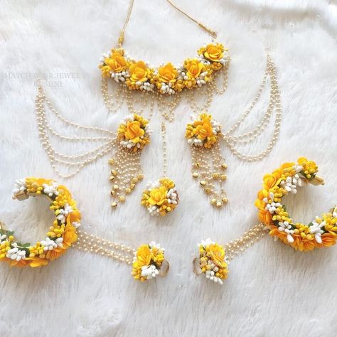 Flower Haldi Jewellery, Mehendi Jewellery For Bride, Haldi Flowers Jewelry For Bride, Haldi Accessories For Bride, Haldi Jewellery Bridal Flowers, Haldi Floral Jewelry, Floral Jewellery For Haldi, Jewellery For Haldi, White Jewelry Set