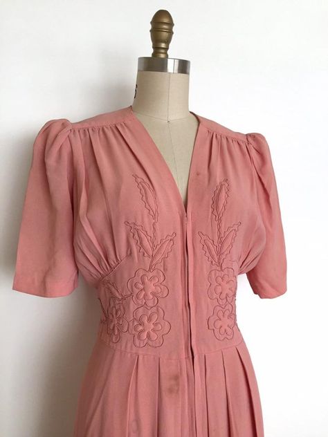 40s Outfits, 30s Dresses, 1940s Women, 30s Fashion, Muted Pink, 40s Fashion, 1940s Dresses, 1930s Fashion, Vintage Style Dresses