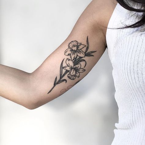 Narcissus tattoo by @isaarttattoo - Tattoogrid.net Flower Tattoo Black And White, December Flower Tattoo, Flower Tattoo Black, Narcissus Flower Tattoo, Narcissus Tattoo, Daffodil Flower Tattoos, Narcissus Flower Tattoos, Tattoo Black And White, Daffodil Tattoo