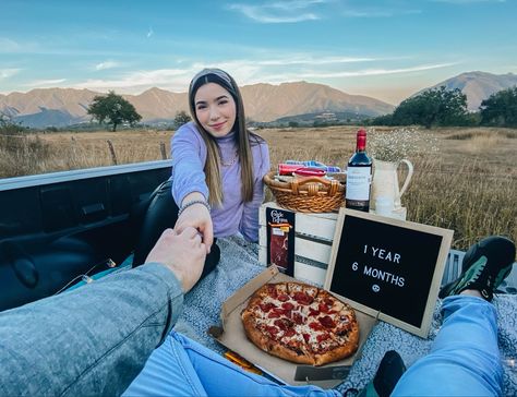 Idea perfecta para una date con tu pareja, un picnic en la caja de una camioneta y una vista increible Back Of Truck Picnic, Picnic Boyfriend Ideas, Picnic Ideas For Boyfriend, Truck Picnic Date, Pic Nic Ideas Romantic, Ideas Para Picnic En Pareja, Ideas Para Un Picnic, Picnic Date Ideas Boyfriends, Truck Picnic