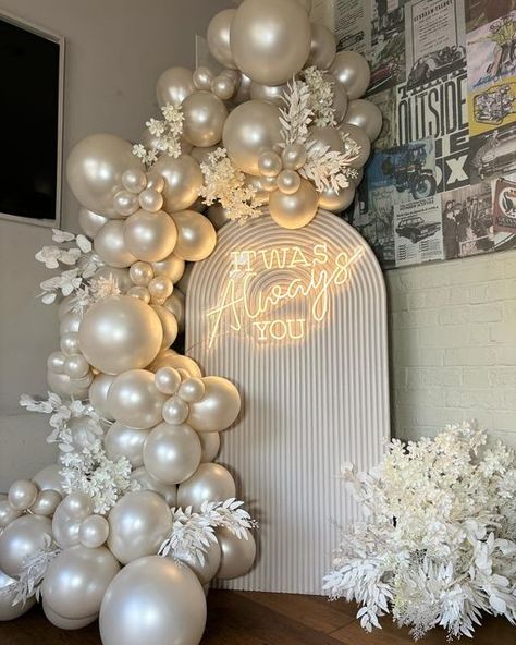 Wedding Anniversary Event Ideas, Balloon Decor On Wall, Silver Jubilee Birthday Ideas, Wedding Balloon Arches, Colourful Engagement Party, Classy Engagement Party Decorations, Birthday Colour Themes, Wedding Backdrop With Balloons, Silver Anniversary Ideas Decorations