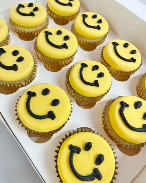 smiley face cupcakes, smiley face theme cupcakes, cupcake ideas, cupcake decorating ideas Happy Cupcakes, Smile Face Cupcakes, Checkered Cupcakes, Pink Smiley Face Cupcakes, Smiley Face Cupcakes Aesthetic, Smiley Face Food Ideas, Smiley Face Cupcakes, Yellow Smiley Face Cake, Harry Potter Cupcakes