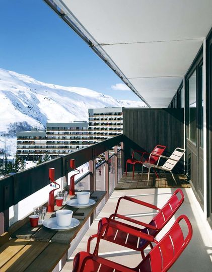 Appartement design au ski : un beau 55 m2 aux Menuires - Plus de photos sur Côté Maison http://petitlien.fr/737t Ski Chalet Interior, Chic Chalet, Appartment Decor, Chalet Interior, Ski Decor, Mountain Photos, Ski Chalet, Antique Design, Winter Is Coming