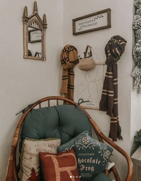 Harry Potter Aesthetic Bedroom Ideas, Bookish Nursery, Harry Potter Decor Home, Subtle Harry Potter Home Decor, Gryffindor Aesthetics, Harry Potter Inspired Bedroom, Harry Potter Baby Room, Harry Potter Room Decor Ideas, Harry Potter Baby Nursery