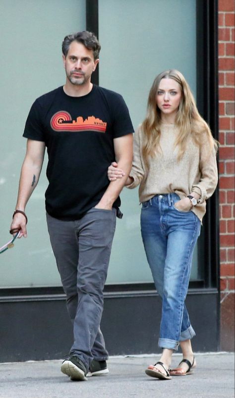 Amanda Seyfried Hair, Jennifer Lawrence Street Style, Thomas Sadoski, Alia Bhatt Photoshoot, Selena Gomez Outfits, Famous Outfits, Amanda Seyfried, Looks Vintage, Casual Style