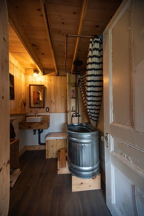 Off Grid Cabin Interior, Outdoor Bath House, Off Grid Bathroom, Off Grid Kitchen, Off Grid Tiny House, Ecological House, Shed Home, Cabin Bathrooms, Off Grid Cabin