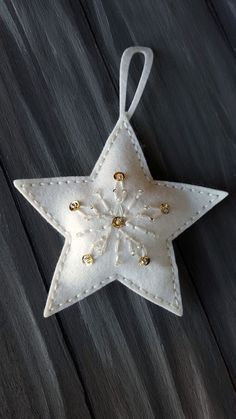 Betina Easy Christmas Ornaments, Felt Crafts Christmas, Felt Christmas Decorations, Felt Decorations, Felt Christmas Ornaments, Christmas Ornament Crafts, Christmas Sewing, Noel Christmas, Star Ornament