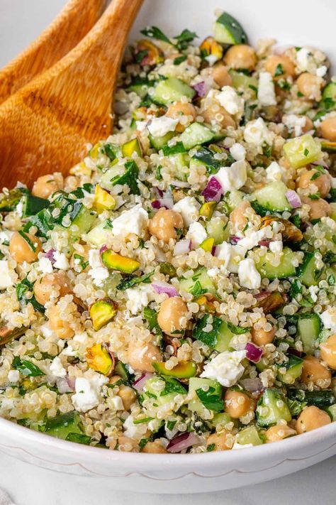 The Jennifer Aniston Salad is totally worth the hype! With fluffy quinoa, crisp veggies, fresh herbs, chickpeas, creamy feta and crunchy pistachios Jennifer Aniston Salad, Aniston Salad, Fluffy Quinoa, Perfect Quinoa, Vegan Fried Chicken, Creamy Feta, Lentil Salad, Quinoa Recipes, Quinoa Salad