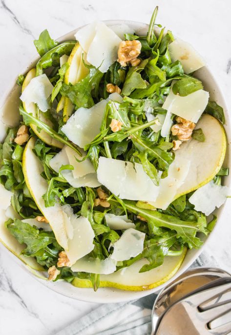 Pear Salad Recipes, Fancy Salads, Parmesan Salad, Gourmet Salad, Classic Salad, Sliced Pears, Spring Dinner, Pear Salad, Dinner Party Menu