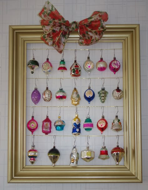 Displaying Vintage Ornaments, Ornament Display Ideas, Vintage Pastel Christmas, Christmas Ornament Display, Christmas Ornament Frame, Picture Frame Christmas Ornaments, Make An Ornament, Display Ornaments, Pastel Christmas Decor