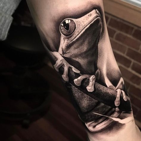 Tree Frog Tattoos, Family Quotes Tattoos, Animal Sleeve, Tattoo Black And White, Frog Tattoo, Tattoo Nature, Frog Tattoos, Tattoo Black, Feather Tattoos