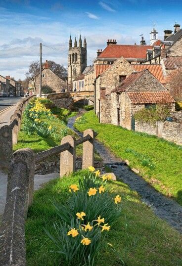 Spring time in Helmsley. Helmsley Yorkshire, Viking Heritage, Kentish Town, English Village, Northern England, Beautiful Cities, Yorkshire England, Voyage Europe, Yorkshire Dales