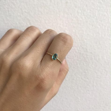 Emerald Ring Simple, Simple Emerald Ring, Birthstone Stacking Rings, May Birthstone Rings, Ring Inspo, Emerald Wedding, Zierlicher Ring, Emerald Necklace, Peridot Ring