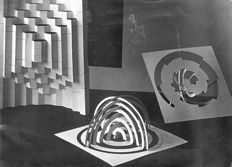 Vorkurs study under Josef Albers: Turning two-dimensional sheets of paper into three-dimensional forms 9.7 x 13.5 cm Photo by Erich Consemüller Kirigami Architecture, Joseph Albers, Mathematics Art, Sculpture Lessons, Paper Architecture, Cardboard Sculpture, Ludwig Mies Van Der Rohe, Sheets Of Paper, Walter Gropius