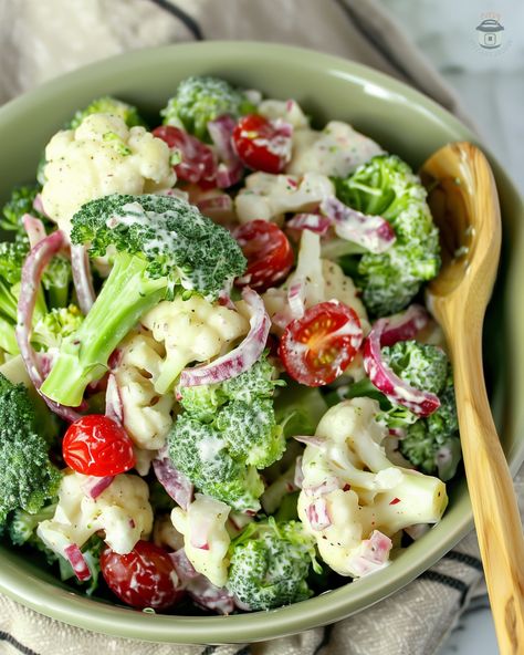 Cold Side Salads Parties, Christmas Salad With Broccoli And Cauliflower, Vegetable Side Salads, Creamy Christmas Salad, Healthy Side Vegetable Dishes, Recipes Using Vegetables, Toss Salad Recipes For A Crowd, Broccoli Tomato Salad, Potluck Salads Winter