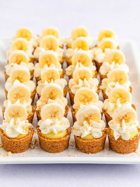 Banana Pudding Individual, Banana Pudding Appetizer, Banana Pudding Presentation, Banana Pudding Cookie Cups, Banana Cream Pie Mini, Easy Desert With Puff Pastry, Banana Pudding Cake Cups, Banana Cream Cups, Banana Pudding Bites