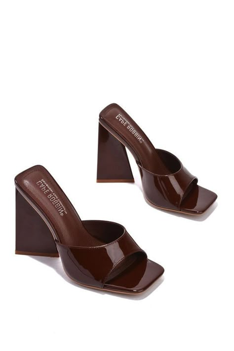 Mule Sandals Outfit, Heel Sandals Outfit, Brown Sandals Heels, Mule Heel, Mules Heels, Sandals Chunky, Block Heel Mules, Trendy Heels, Mule Heels