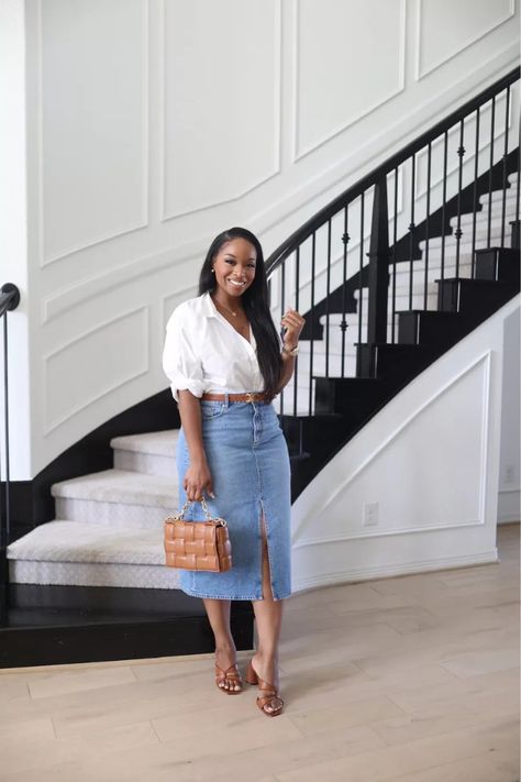 Fashion Staples Inspo | Curvy Girl Magic Ideas | Seasonal Style Tips | Classic Clothing Essentials Denim Skirt Outfit Spring, Magic Ideas, Spring Skirt Outfits, Girls Denim Skirts, Fashion Staples, Jean Skirt Outfits, Chic Dress Classy, Denim Skirt Outfits, Classic Clothing