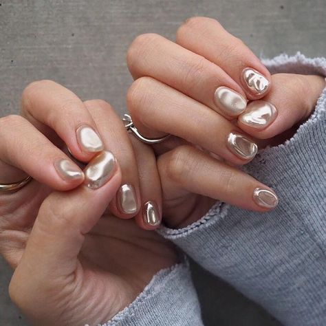 Self Nail Art, Nagellack Trends, Nails Yellow, Minimal Nails, Pearl Nails, Nail Swag, Nails 2024, 2024 Trends, Minimalist Nails