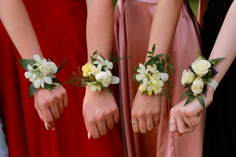 corsage white small dainty White Homecoming Corsage, Corsage Aesthetic, Simple Corsage Prom White, Mini Bridesmaid Bouquet White, White Rose Wrist Corsage Prom, Prom Corsage White, Hoco Corsage, Friend Group Aesthetic, Hoco Flowers