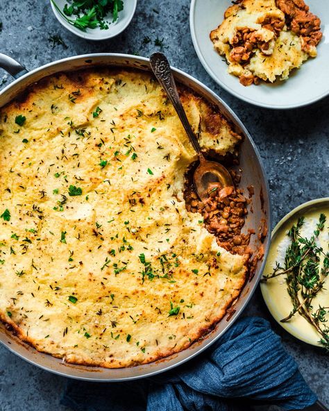 The Best Vegan Lentil Shepherd's Pie Rainbow Plant Life, Fluffy Mashed Potatoes, Vegan Worcestershire Sauce, Vegan Lentil, Potato Toppings, Shepherds Pie Recipe, Plant Based Dinner, Winter Comfort Food, Shepherd's Pie