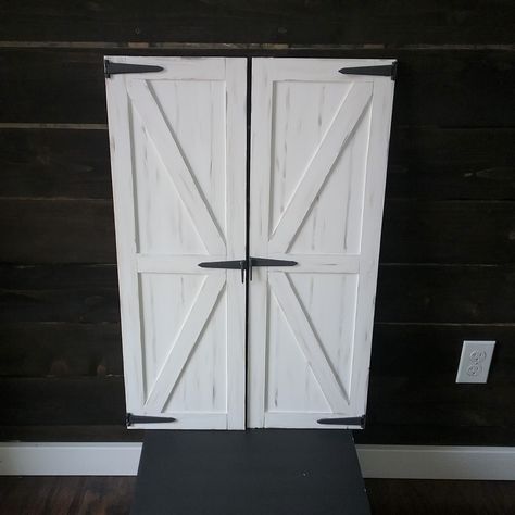 Made these faux shutters out of paper foamboard and plastic garden fencing! They are lightweight but look like real wood! Diy Farmhouse Shutters, Plastic Garden Fencing, Foam Board Crafts, Farmhouse Shutters, Diy Shutters, Plastic Garden, Dollar Tree Ideas, Farmhouse Crafts, Diy Dollar Tree Decor