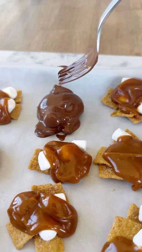 Smores Clusters, Caramel Smores Clusters, Cooking With Karli, Caramel S’mores Clusters, S'mores Bar, Xmas Food, Homemade Candies, Candy Recipes, Cookie Bars